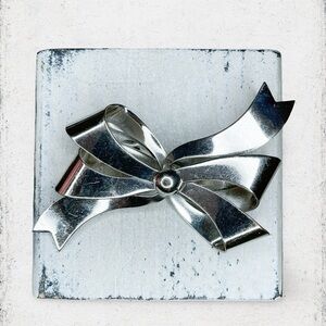 4497u. Huge Silvertone Vintage Bow Brooch